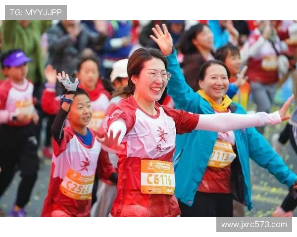 2025 临泽马拉松燃情开跑 5000 跑者踏七彩丹霞绘就奔跑画卷