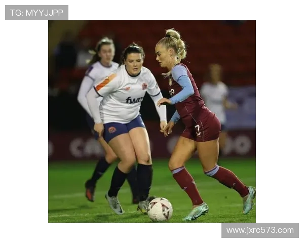 尤文女足艾丽莎 - 莱曼晒比基尼照：阳光沙滩尽显冠军风采(1)